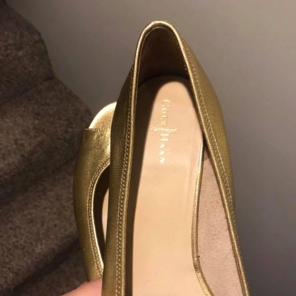Cole Haan Gold Open Toe Shoes
Nike Air Technology - Picture 4 of 4